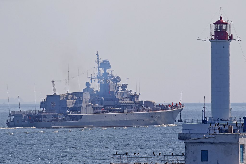 Ukrainian Navy The P175 'Berdyansk', a Gurza-M Class armored artillery boat and F130 'Hetman Sagaydachnyy', a Krivak III Class frigate at roadstead of Odessa. Photos from @TarasChmut   