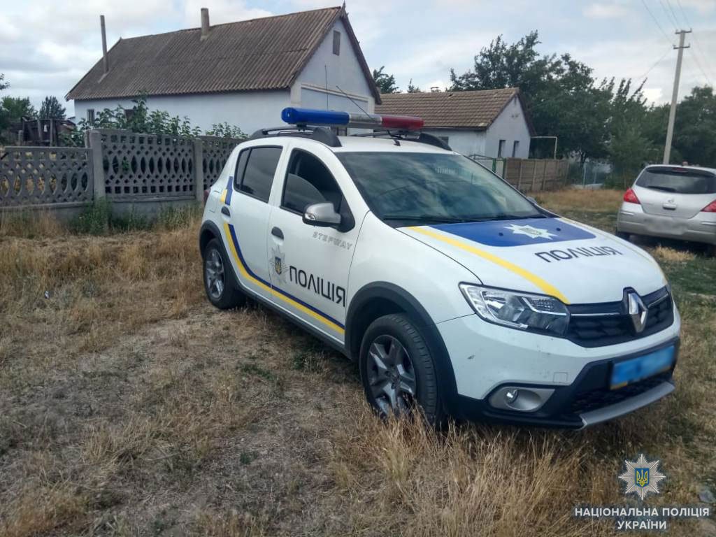 Policeman was wounded as man thrown stun grenade and opened fire with shotgun on him. .Suspect detained