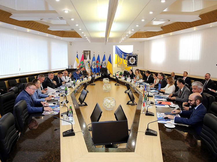 Ukrainian MIA Arsen Avakov presented he strategy of the de-occupation of the Donbas to Ambassadors of the G7 countries 