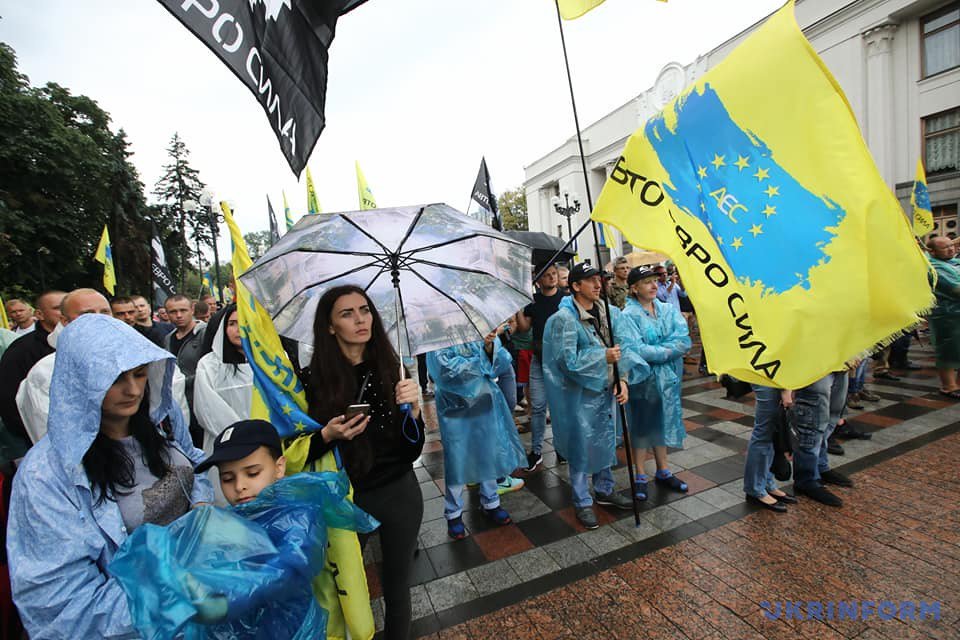 Protesters with cars without Ukrainian registration shut down central Kyiv at Yevropeyska Square. Also they are threatening to block main Ukrainian highways