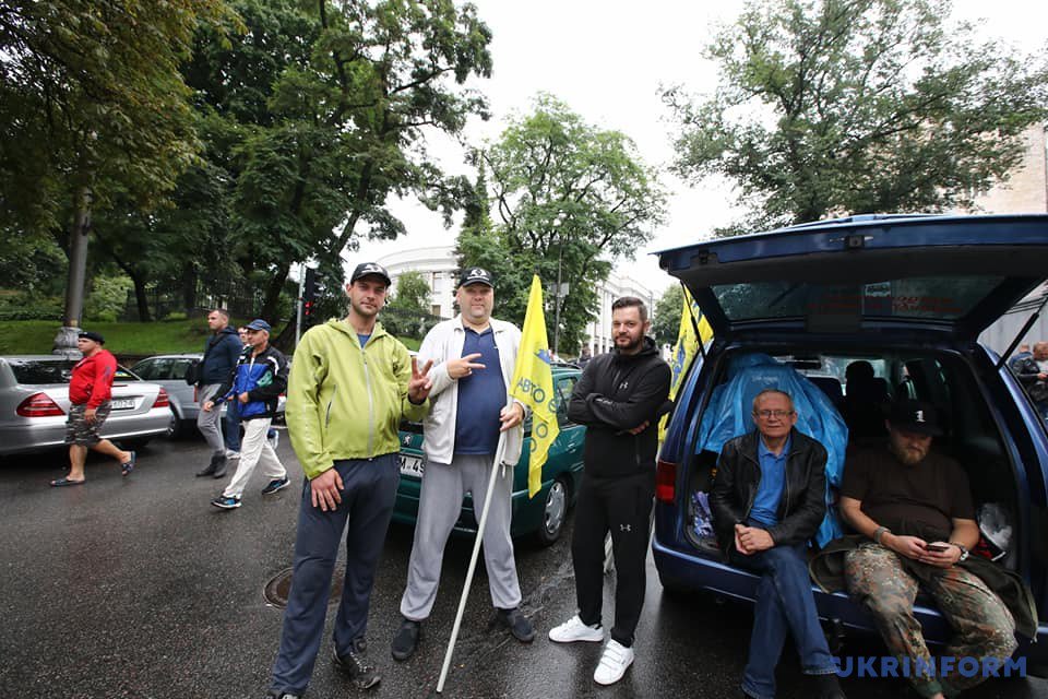Protesters with cars without Ukrainian registration shut down central Kyiv at Yevropeyska Square. Also they are threatening to block main Ukrainian highways