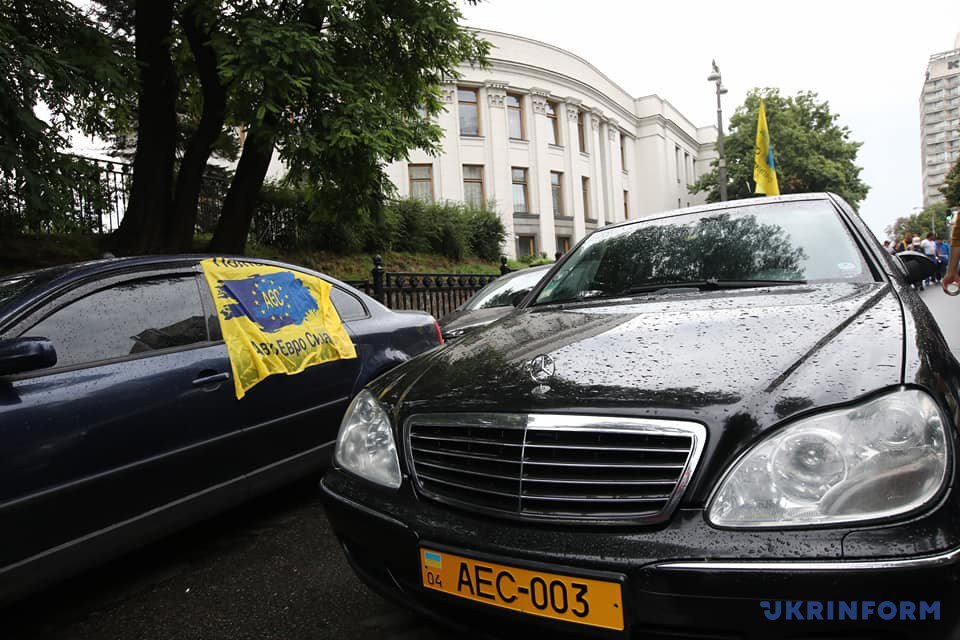 Protesters with cars without Ukrainian registration shut down central Kyiv at Yevropeyska Square. Also they are threatening to block main Ukrainian highways