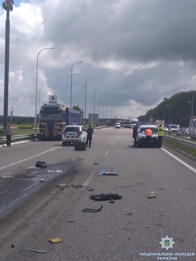 At least 10 killed and 10 wounded as truck hit a bus near Glybochitsi village in Zhitomir region