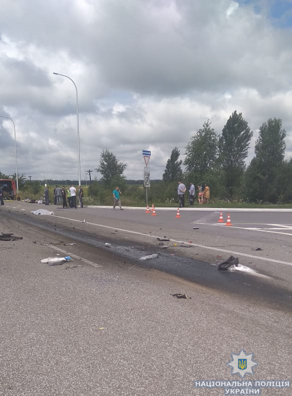 At least 10 killed and 10 wounded as truck hit a bus near Glybochitsi village in Zhitomir region