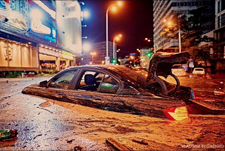 Flash flooding once again hit central Kyiv for the second time this week. Photographer Vladimir Bugaenko captured these shots on Esplanadna St by the Gulliver Shopping Center   