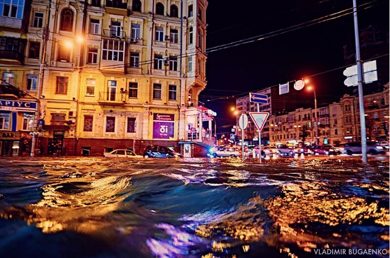 Flash flooding once again hit central Kyiv for the second time this week. Photographer Vladimir Bugaenko captured these shots on Esplanadna St by the Gulliver Shopping Center   