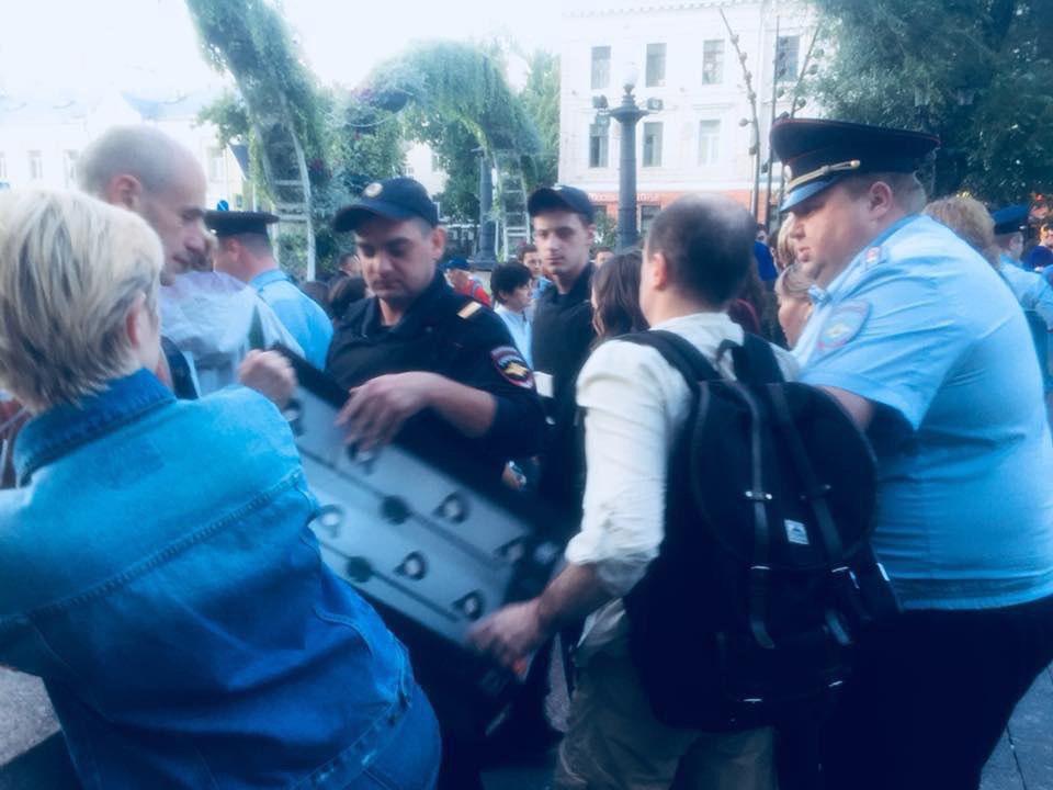 In central Moscow today, several dozen activists held a protest in support of Ukrainian film director Oleg Sentsov who is imprisoned in Russia and has been on hunger strike for 100 days. The police detained ~10 protesters     