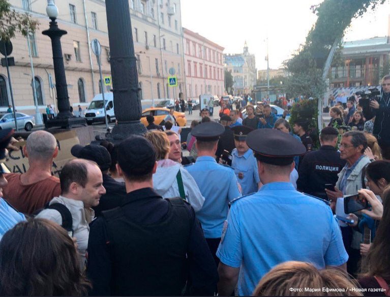 In central Moscow today, several dozen activists held a protest in support of Ukrainian film director Oleg Sentsov who is imprisoned in Russia and has been on hunger strike for 100 days. The police detained ~10 protesters     