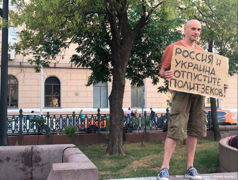 In central Moscow today, several dozen activists held a protest in support of Ukrainian film director Oleg Sentsov who is imprisoned in Russia and has been on hunger strike for 100 days. The police detained ~10 protesters     