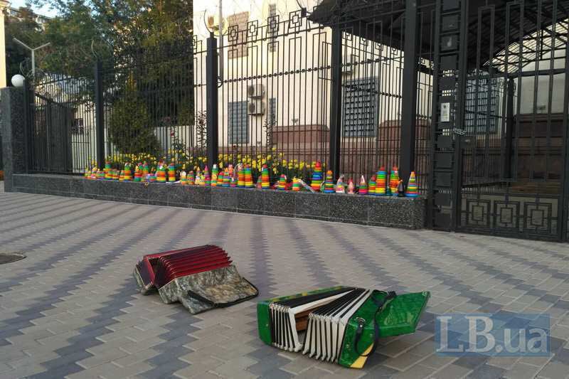 Photos: Demo near Russian Embassy for Kobzon today