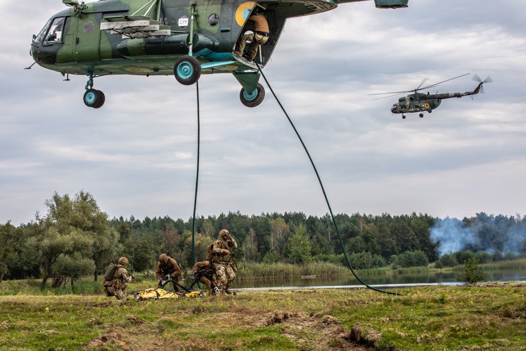 Ukrainian Soldiers repel out of a helicopter to perform a medevac during the water crossing and medevac exercise during #RapidTrident 18 held at Yavoriv CTC, Ukraine, Sept. 6. 