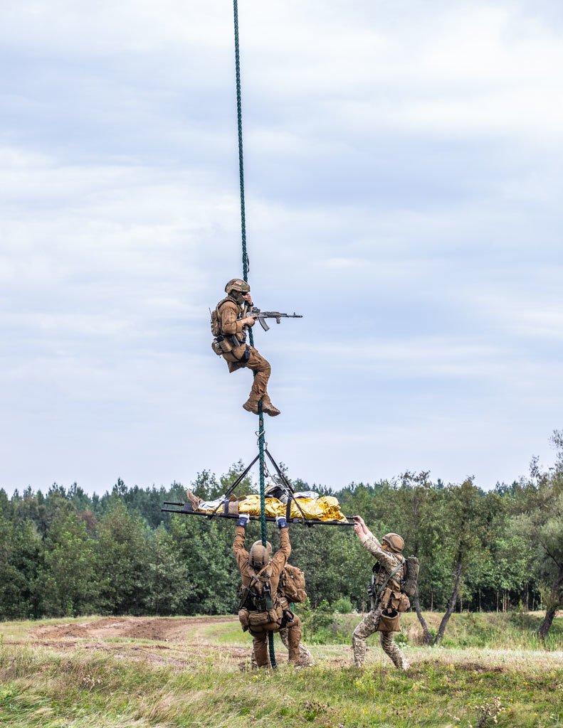 Ukrainian Soldiers repel out of a helicopter to perform a medevac during the water crossing and medevac exercise during #RapidTrident 18 held at Yavoriv CTC, Ukraine, Sept. 6. 