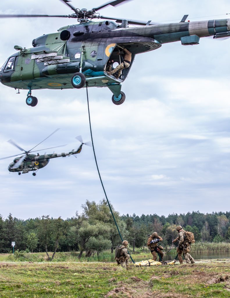 Ukrainian Soldiers repel out of a helicopter to perform a medevac during the water crossing and medevac exercise during #RapidTrident 18 held at Yavoriv CTC, Ukraine, Sept. 6. 