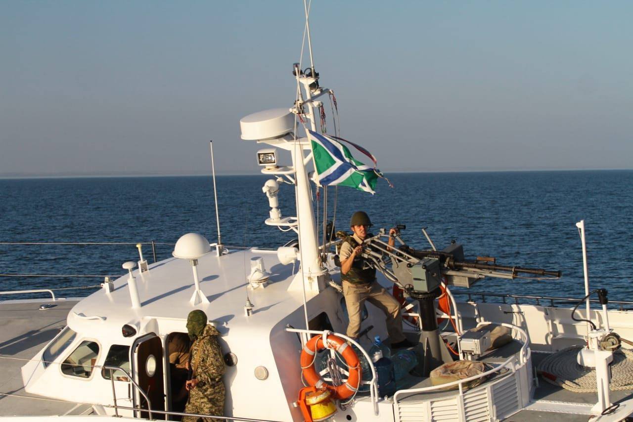 Russian Coast Guard boat harassed Ukrainian Border guards boat in Azov Sea