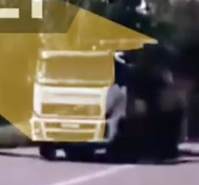 The @mod_russia giving a press conference on #MH17: The Russian MoD uses the following images to claim the white part of the cabin on the top right shouldn't be visible in shadows. In the second image we see the white part of the top of the cabin turn black when it enters the shadow, but the top right part doesn't