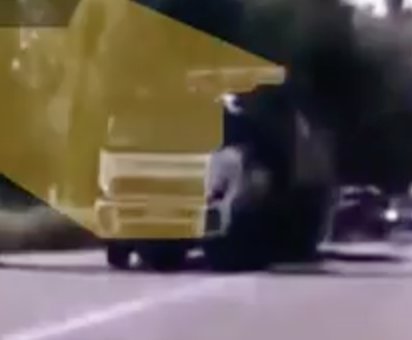 The @mod_russia giving a press conference on #MH17: The Russian MoD uses the following images to claim the white part of the cabin on the top right shouldn't be visible in shadows. In the second image we see the white part of the top of the cabin turn black when it enters the shadow, but the top right part doesn't