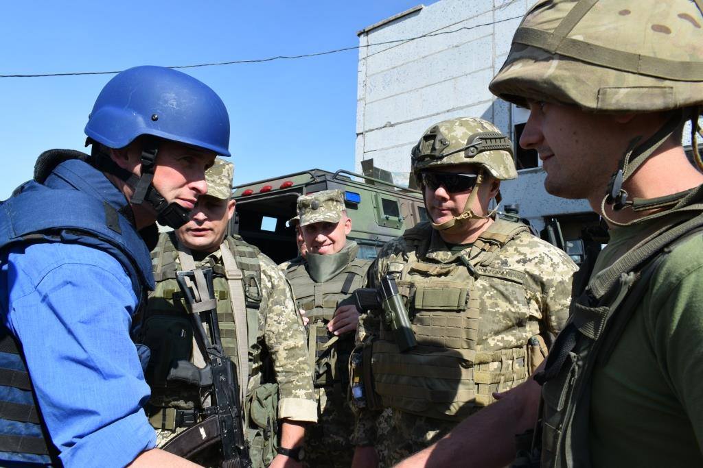 UK Defense Secretary Gavin Williamson the latest Western official to visit the frontline of the war in eastern Ukraine. Photos  Ukrainian Joint Forces Operation.   
