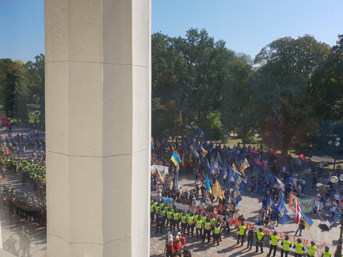 Near Verkhovna Rada several hundred people are protesting against the extradition of people who fought in the ATO to Russia