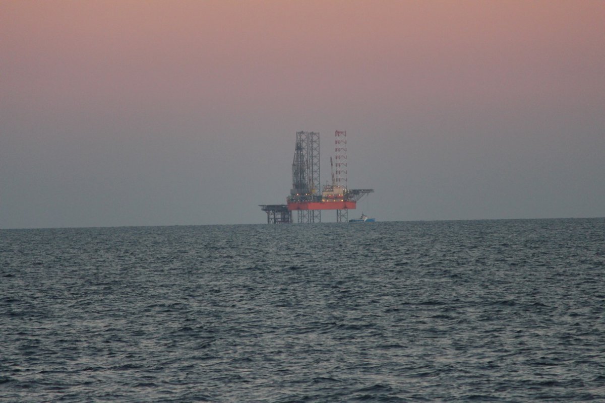 Russian FSB ship and Ukrainian border guards had an encounter near stolen oil platform Petro Godovanets'