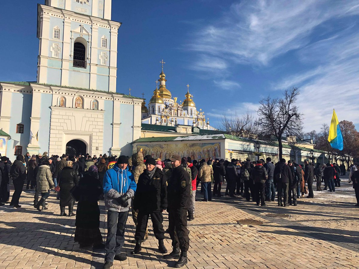 Kyiv: about a hundred people gathered on Mikhailovsky Square. Demand to cancel the post of president, and the number of Members of Parliament to reduce to 150