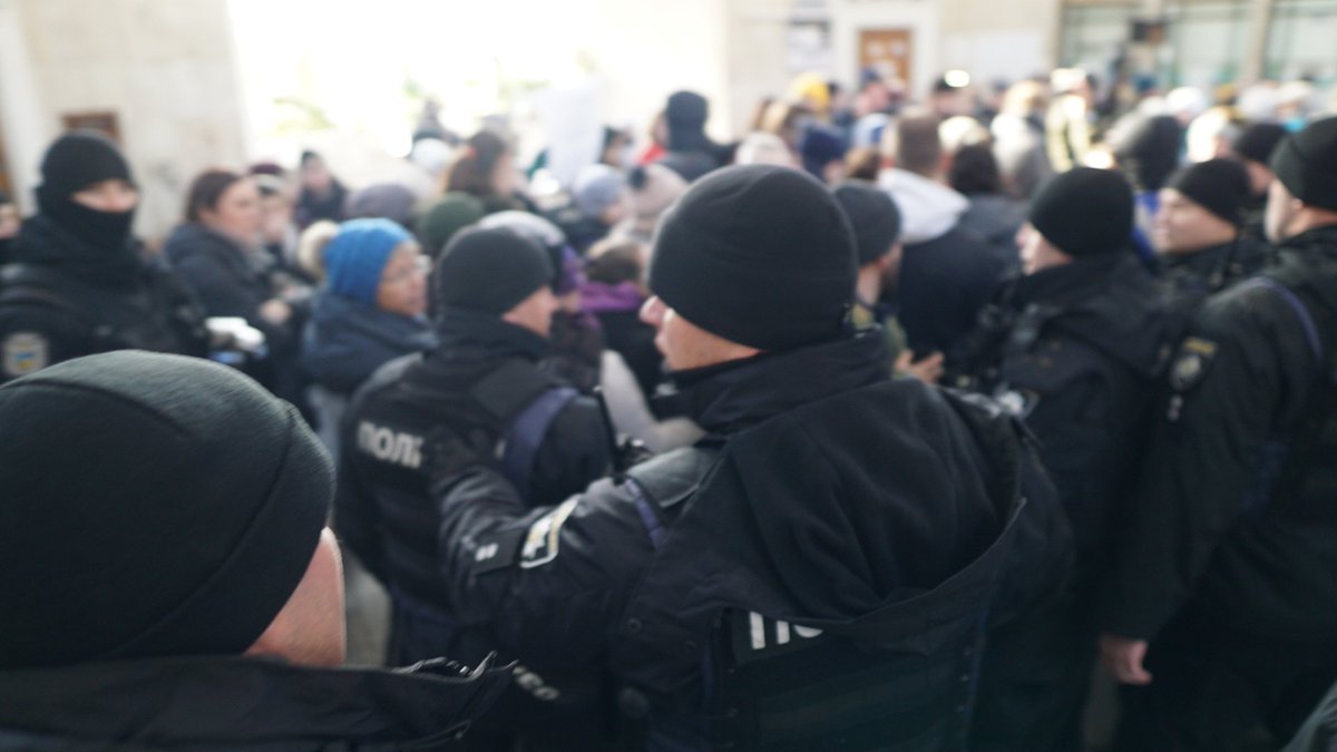 Marchers, thanks to the presence of the far right,have been forced down into the metro, being shouted at from beyond the cordon   