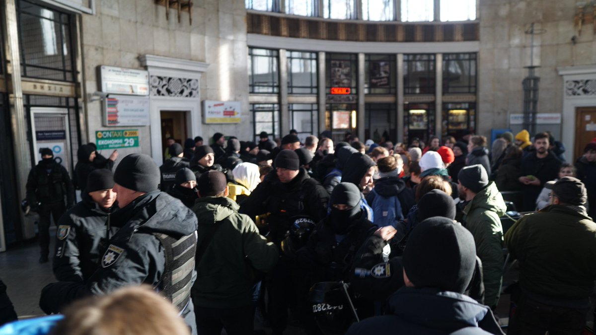 Marchers, thanks to the presence of the far right,have been forced down into the metro, being shouted at from beyond the cordon   