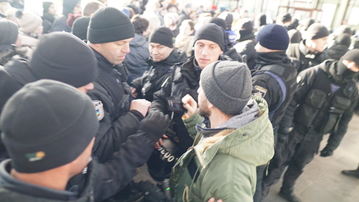 Police cordon that not particularly politely decided to push RFE/RL's @ChristopherJM around, despite him showing a press pass, finally letting him through   