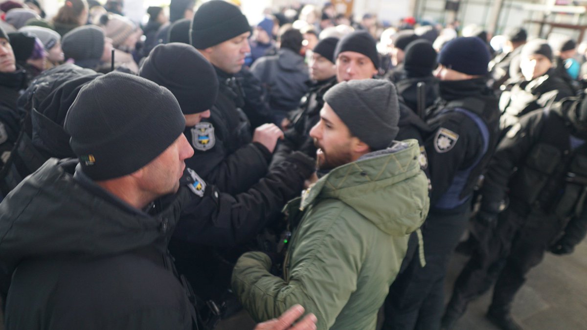 Police cordon that not particularly politely decided to push RFE/RL's @ChristopherJM around, despite him showing a press pass, finally letting him through   