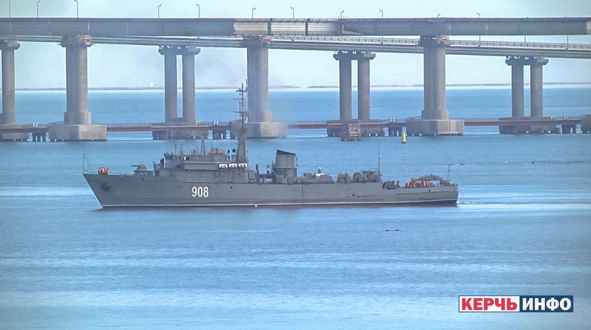 Russia deployed additional ships to close Kerch Strait