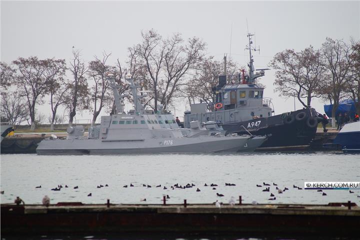 Photo: Tugboat Yani Kipu A947 and 2 armored boats of Ukrainian Navy, seized by Russian FSB at Kerch Port