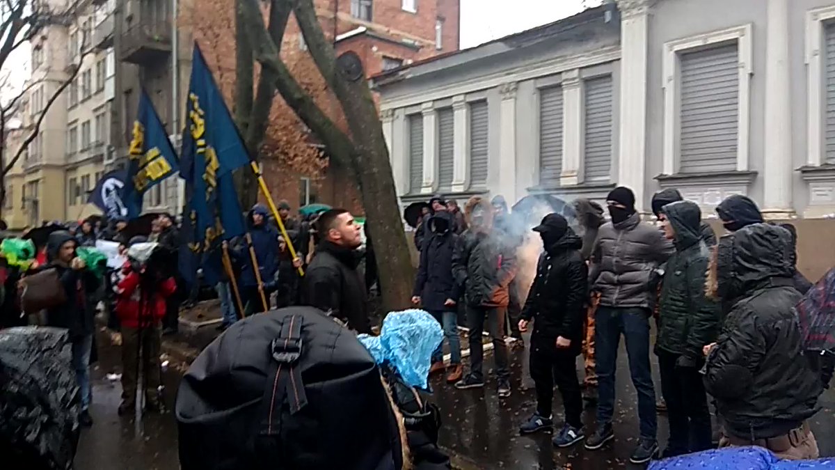 Kharkiv: protesters light flares at Russian consulate 