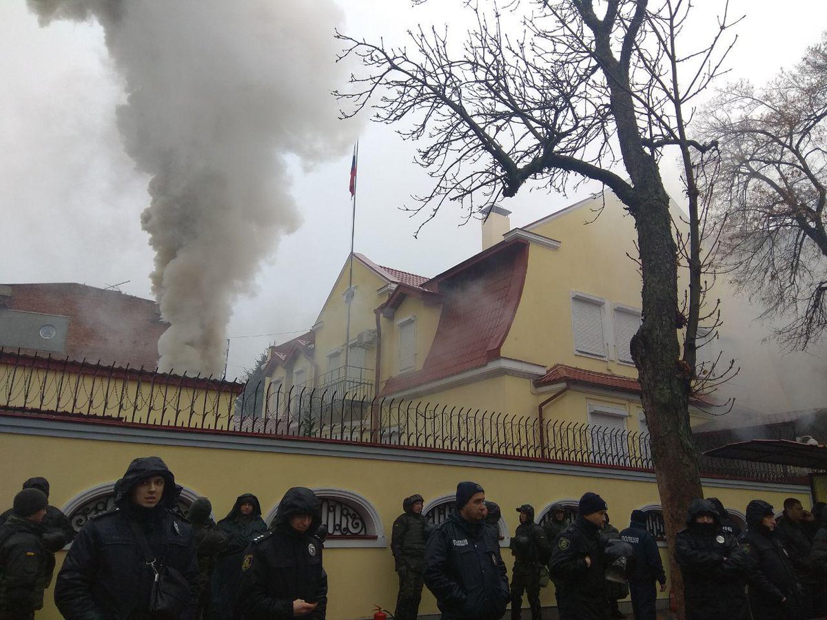 Kharkiv: a tree caught fire in the yard of Russian consulate