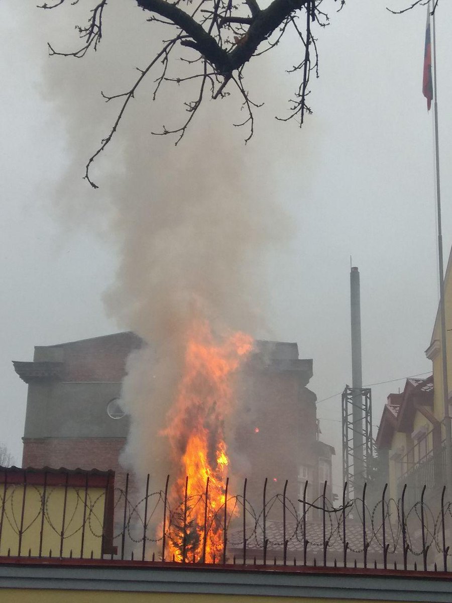 Kharkiv: a tree caught fire in the yard of Russian consulate