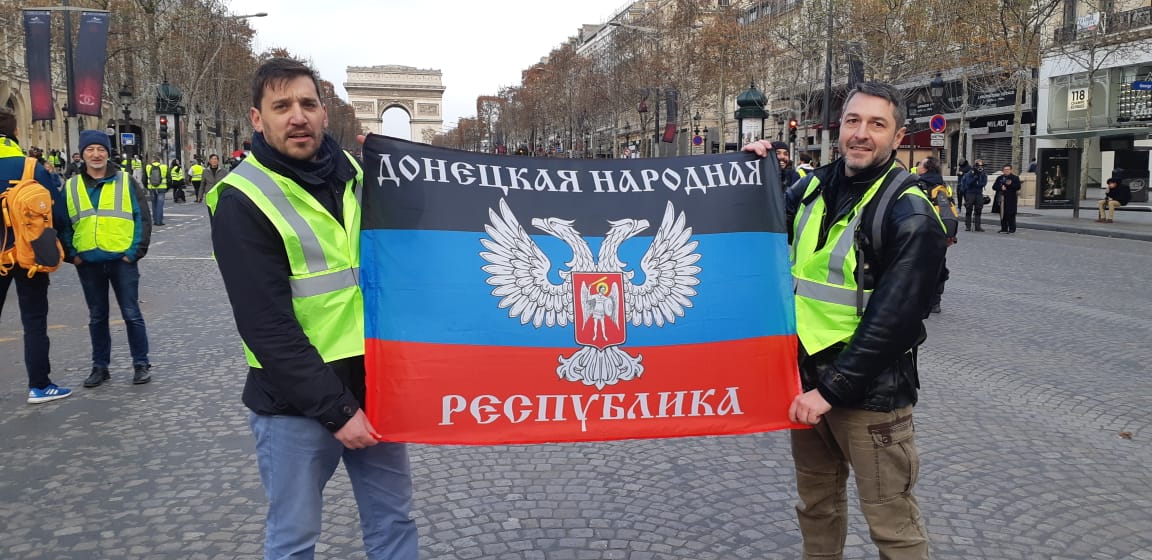 Yellow vests with DNR group  flag in Paris