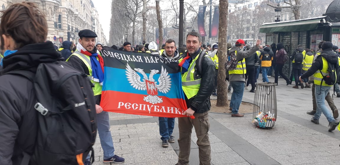 Another photo with far-right personalities and DNR group flag at Yellow vests protest