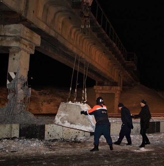 Unknown men attempt to blown up a bridge in Proletarskiy district of Donetsk