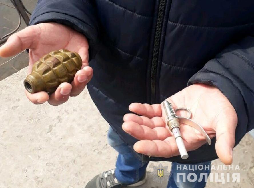 Police in Novomoskovsk seized 2 grenades from 2 men
