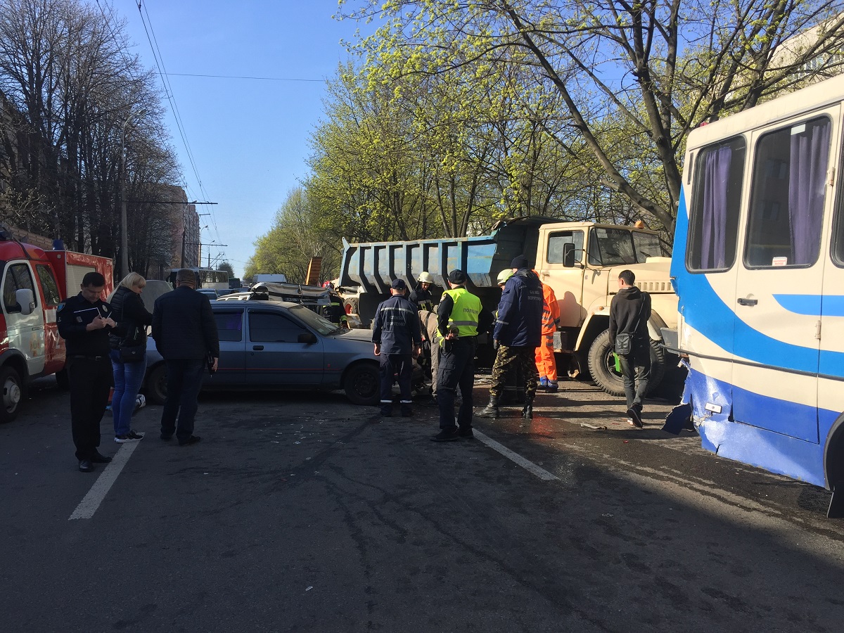 Old KrAZ truck lost brakes and smashed/damaged 15 cars in Dnipro city