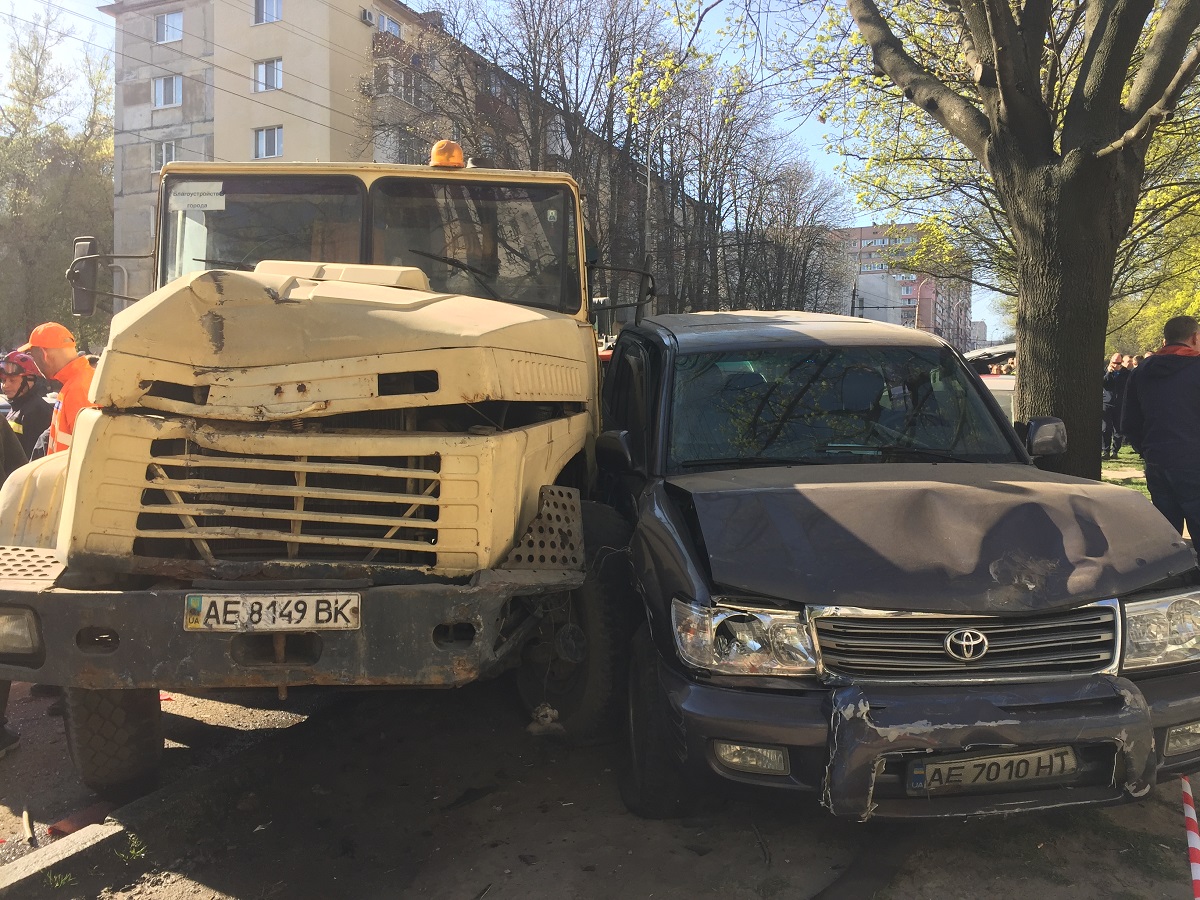 Old KrAZ truck lost brakes and smashed/damaged 15 cars in Dnipro city