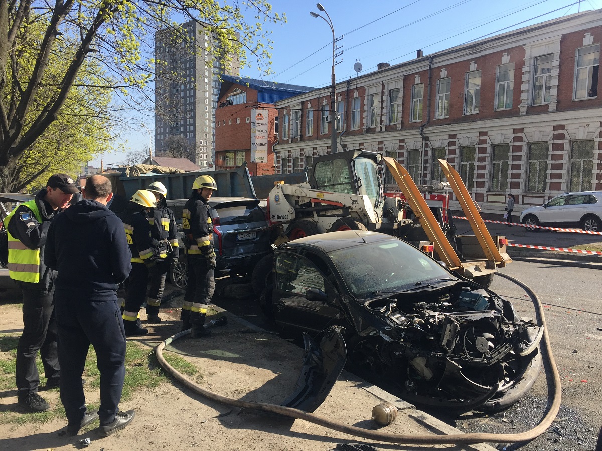Old KrAZ truck lost brakes and smashed/damaged 15 cars in Dnipro city