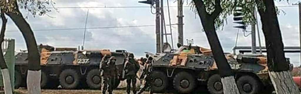 There is an unusual deployment of mechanized forces in Gomel, Belarus (30km from Ukraine and 200km from Kyiv). The camo on the BTR-80s differs from the one used by the Belarussian army and instead it matches the one used only by a few Russian army units