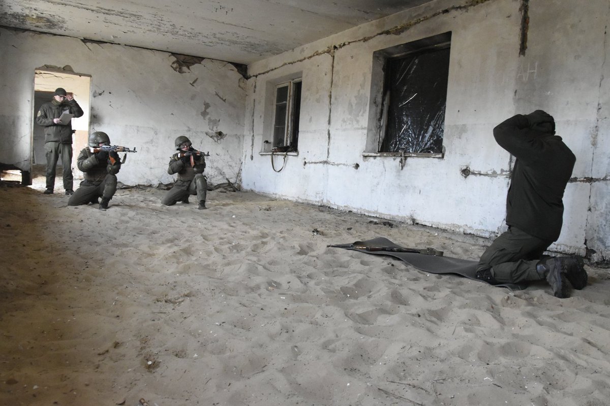 Canada's Operation Unifier instructors provide training to Ukrainian National Guard troops at the Yavoriv boot camp