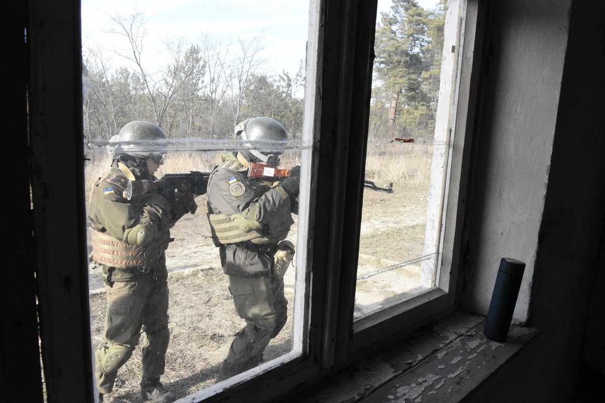 Canada's Operation Unifier instructors provide training to Ukrainian National Guard troops at the Yavoriv boot camp