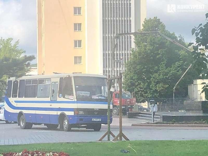 Hostage situation as armed man is threatening to blow up a bus in Lutsk. Shots fired, police on the scene