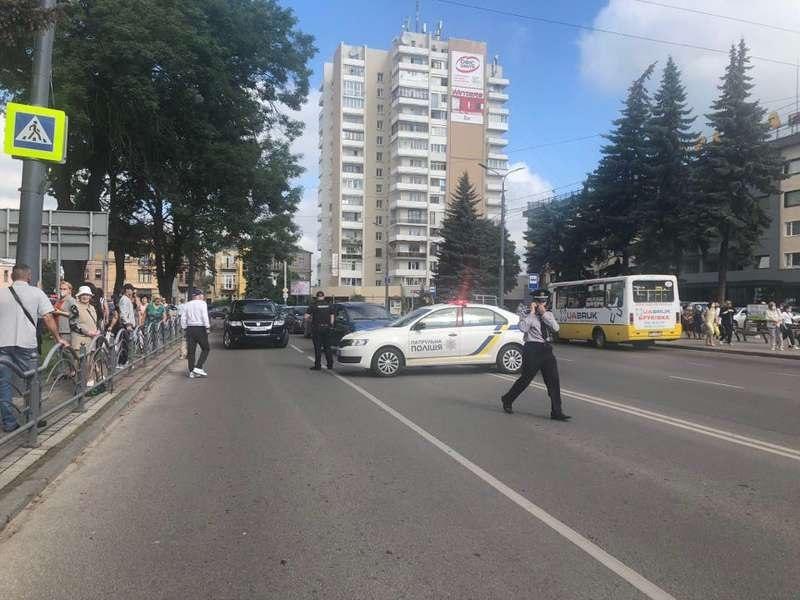 Hostage situation as armed man is threatening to blow up a bus in Lutsk. Shots fired, police on the scene