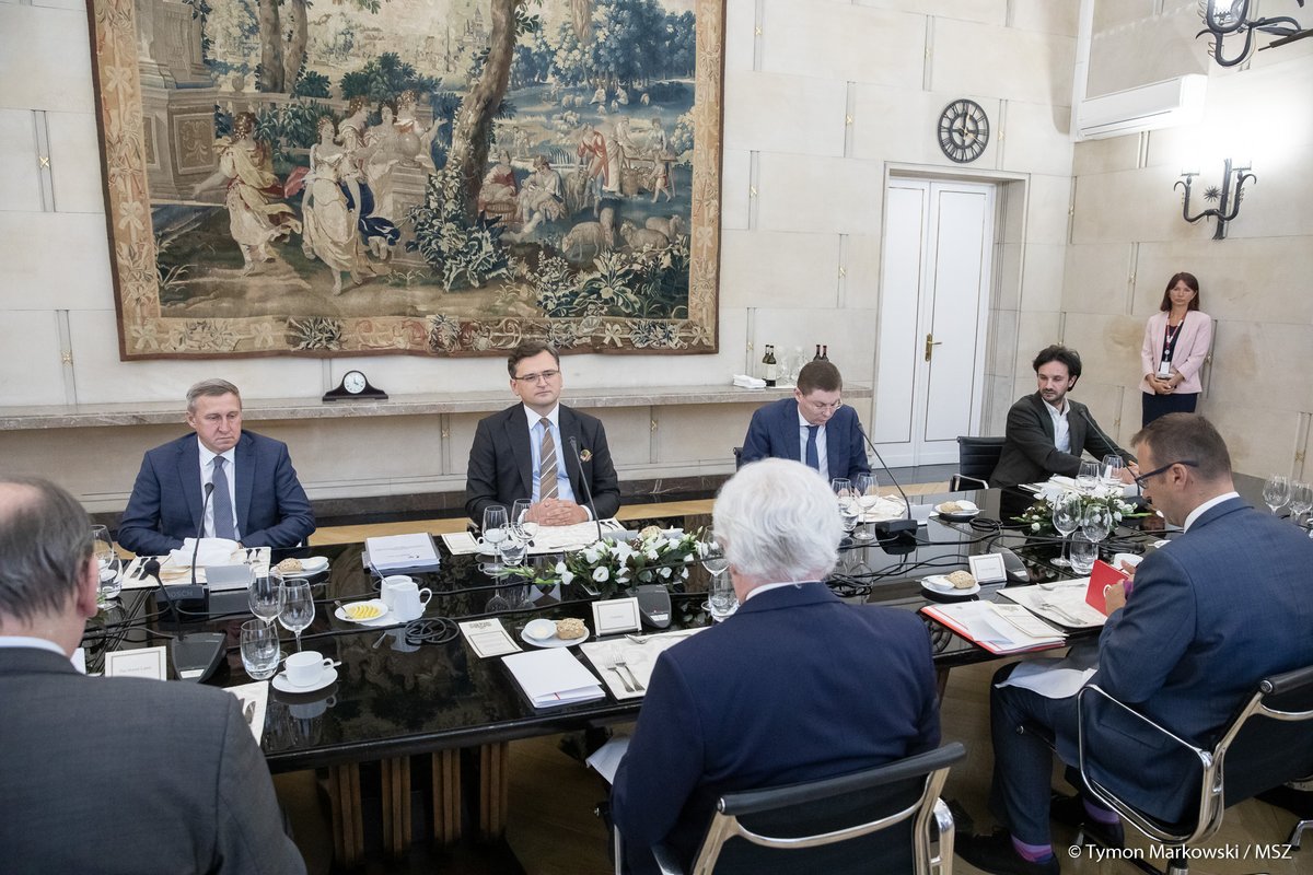 Polish FM Czaputowicz met with Ukrainian FM @DmytroKuleba. Topics of the talks: Russia-Ukraine conflict, including recent ceasefire, dialogue on historical issues & Polish education in Ukraine, fight against COVID19 and economic coop. during pandemic, cooperation in energy sector, including NS2