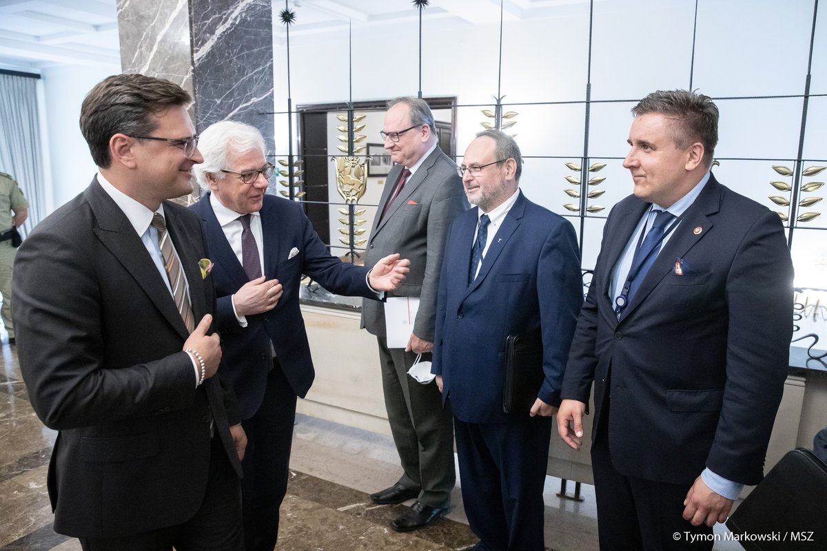 Polish FM Czaputowicz met with Ukrainian FM @DmytroKuleba. Topics of the talks: Russia-Ukraine conflict, including recent ceasefire, dialogue on historical issues & Polish education in Ukraine, fight against COVID19 and economic coop. during pandemic, cooperation in energy sector, including NS2