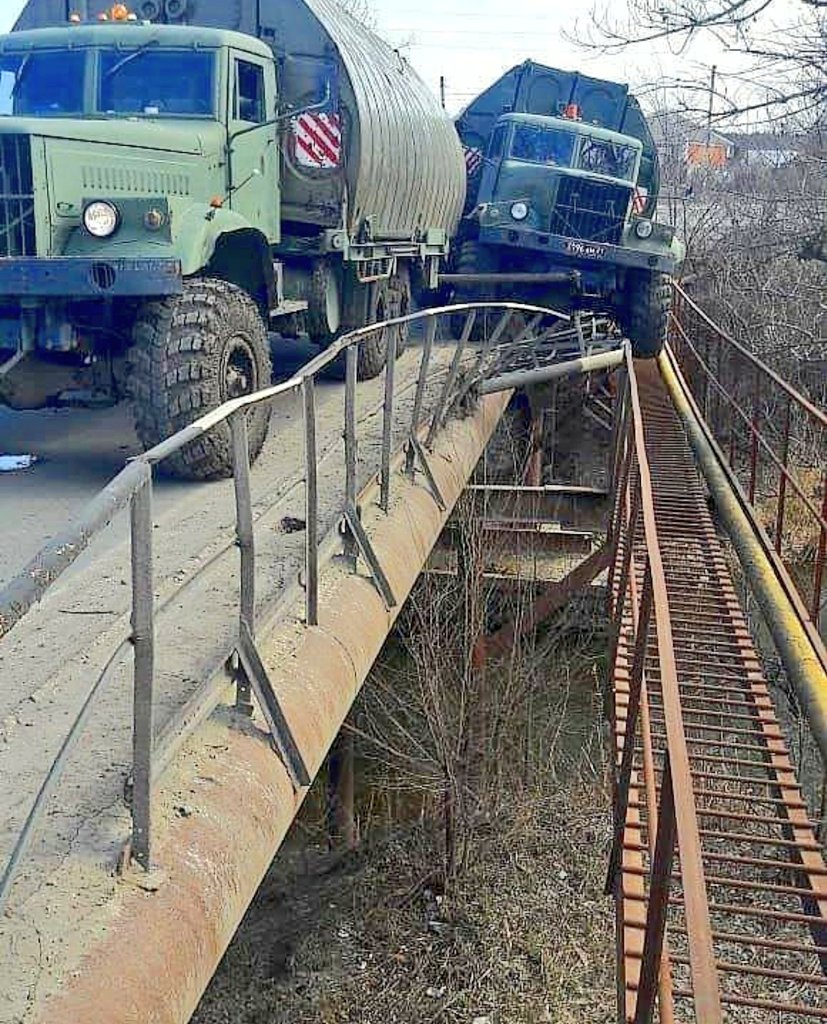 Russian engineers with floating bridges spotted on a small road that leads to the occupied Lugansk region in Ukraine. That's a bridge over Glubokaya river, 25 km east of the Ukrainian border