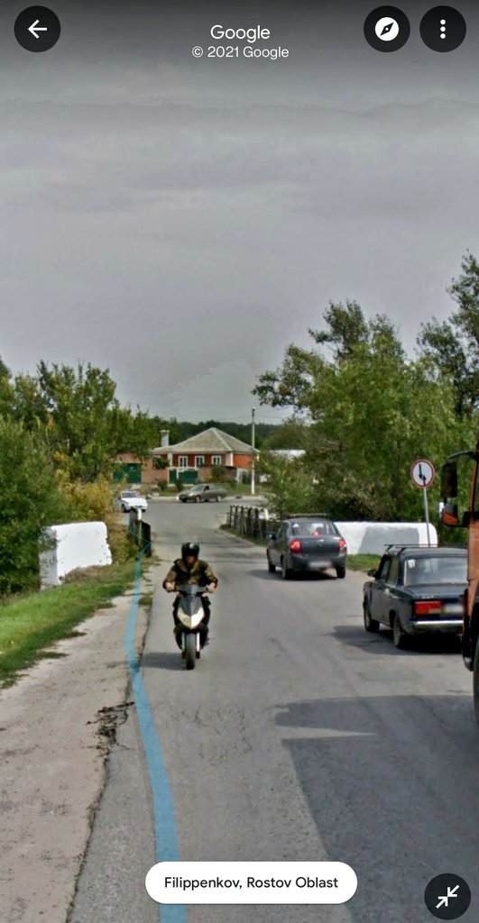 Russian engineers with floating bridges spotted on a small road that leads to the occupied Lugansk region in Ukraine. That's a bridge over Glubokaya river, 25 km east of the Ukrainian border