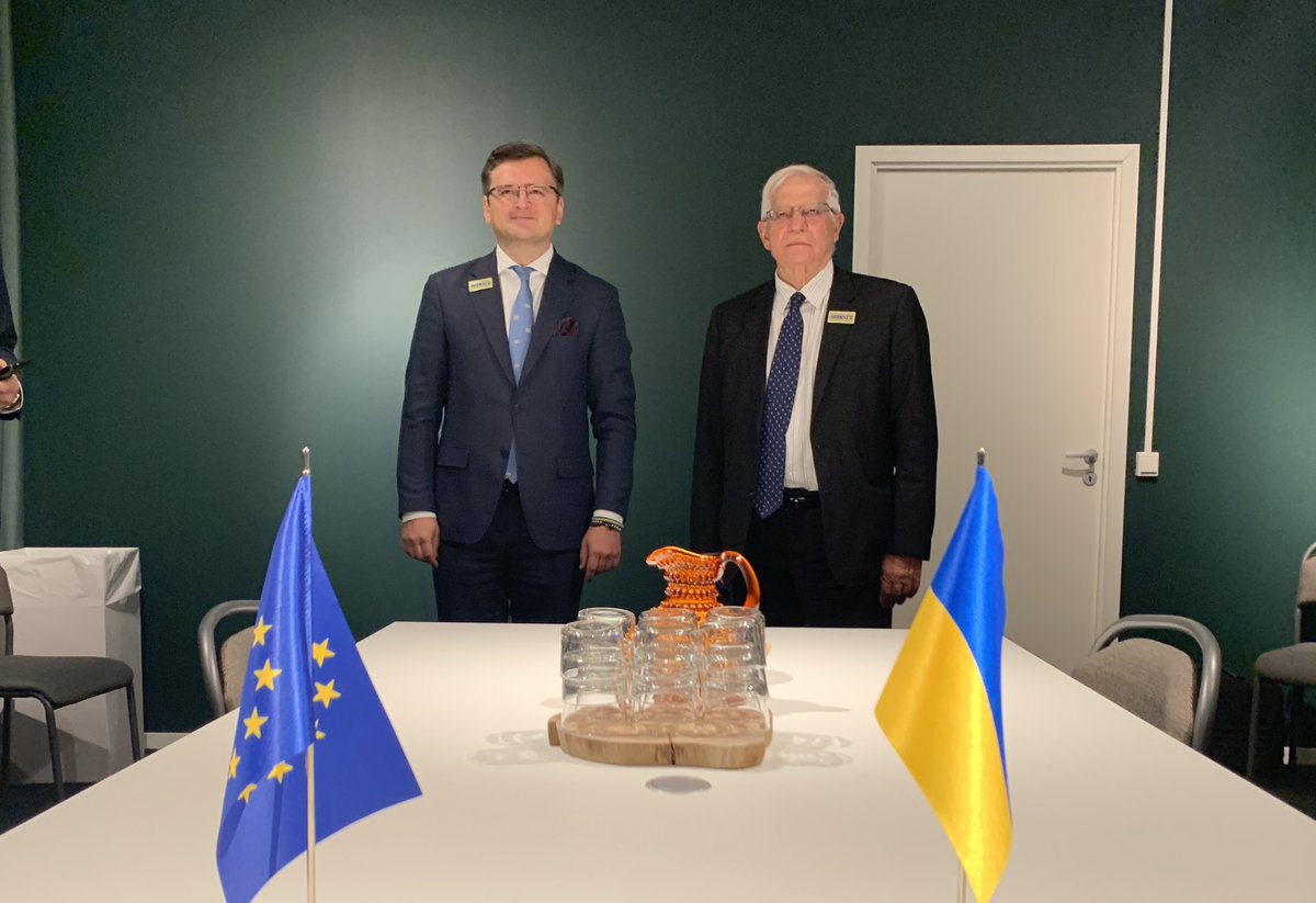 FM of Ukraine Dmytro Kuleba:Pleased to meet with @JosepBorrellF in Stockholm. We discussed the need to deter Russia and speed up work on specific economic restrictions which will be able to hit the Russian economy should Moscow decide to launch a new stage of aggression against Ukraine